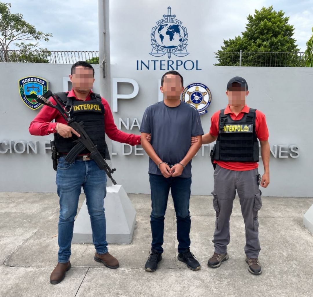 La detención se ejecutó en las cercanías de un cajero automático. Foto: Policía Nacional de Honduras